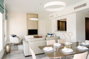 Departamento de lujo, 2 habitaciones, balcón, vista al lago | Área de sala de estar | Televisión de pantalla plana 