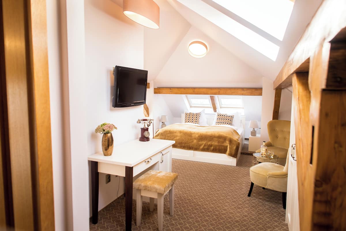 Triple Room | In-room safe, desk, blackout drapes, soundproofing