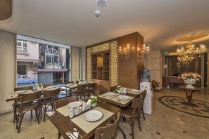 Tägliches inbegriffenes Frühstücksbuffet