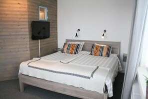 Escritorio, wifi gratis y ropa de cama 