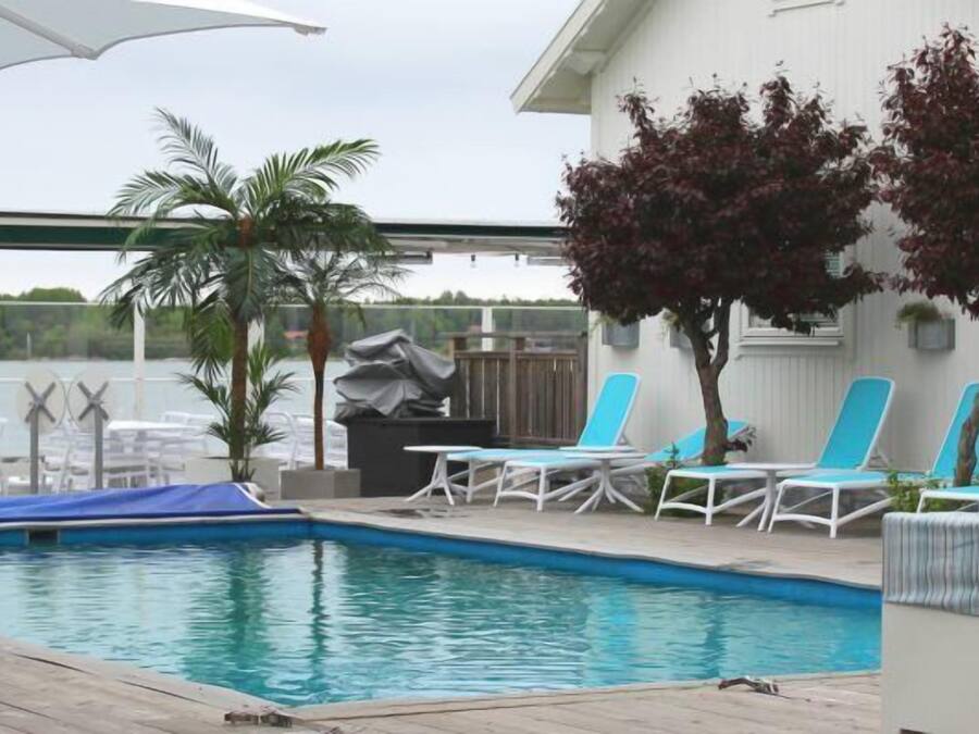 Una piscina al aire libre de temporada