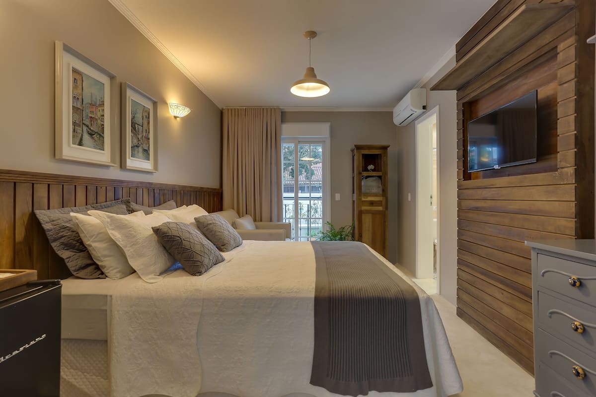 comfort room | minibar, individually decorated, individually furnished, soundproofing