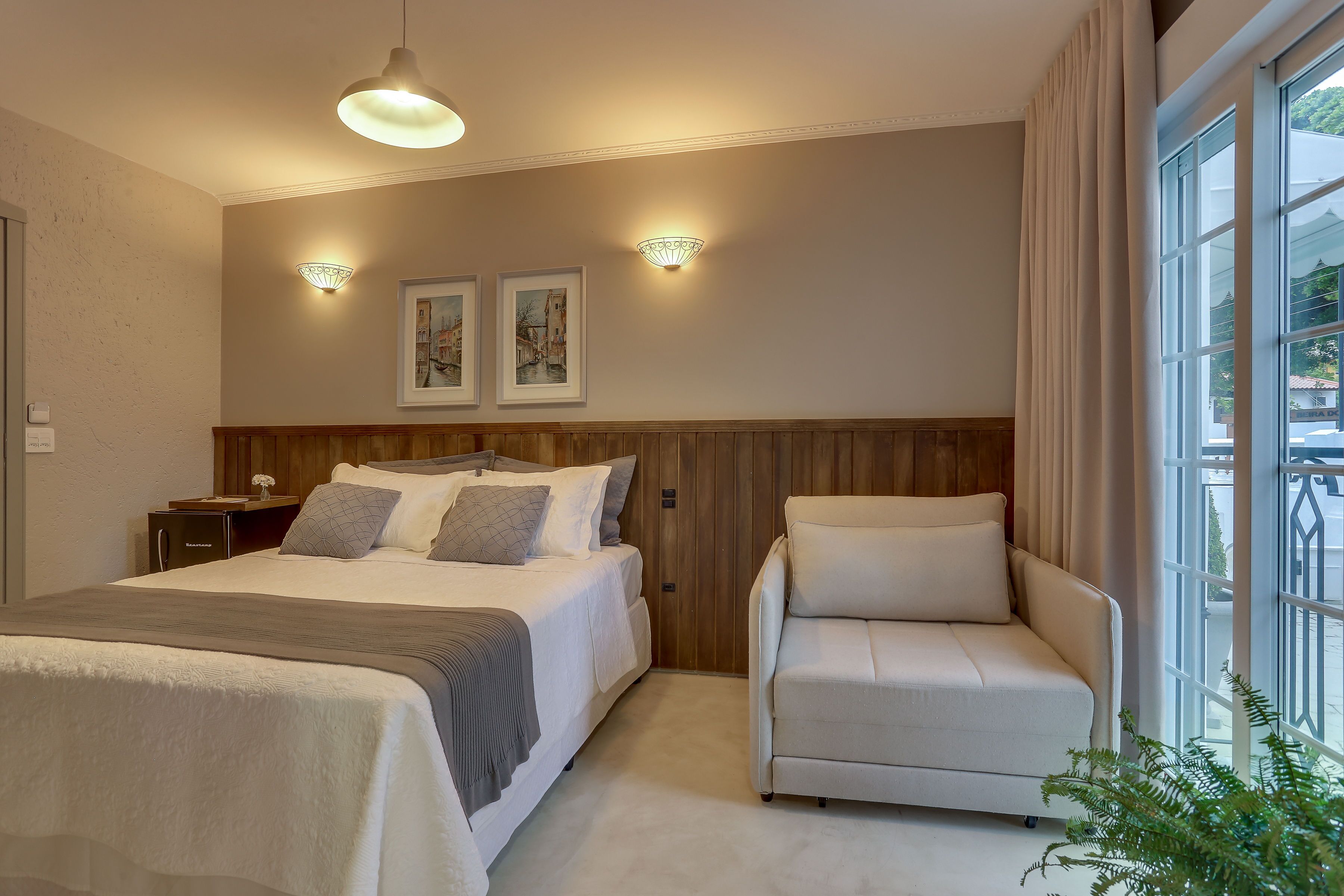 comfort room | minibar, individually decorated, individually furnished, soundproofing