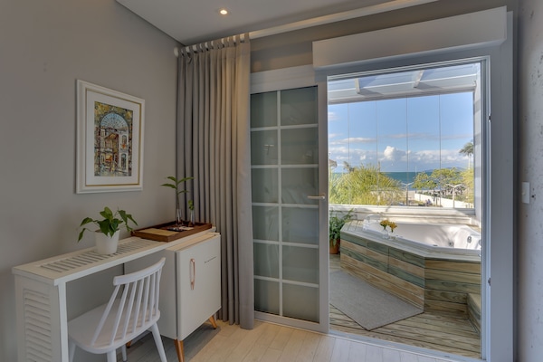 Deluxe-Doppelzimmer, Strandblick, Strandnähe | Minibar, individuell dekoriert, individuell eingerichtet