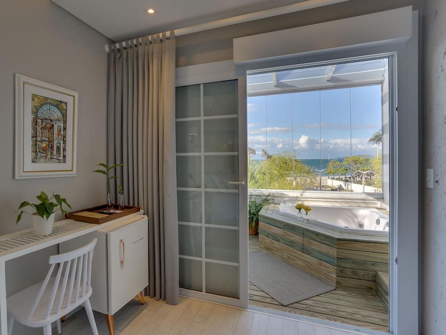 Deluxe-Doppelzimmer, Strandblick, Strandnähe | Minibar, individuell dekoriert, individuell eingerichtet