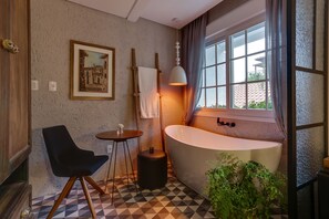 Minibar, decoración personalizada y muebles diferentes 