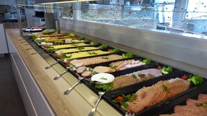 A buffet with various food items and utensils. - Pension an Bord (Varel)