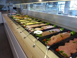 Ein reichhaltiges Buffet mit verschiedenen Speisen und Besteck.