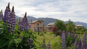 A residential area with houses and mountains in the background. - Cabanas Nagual (El Hoyo)