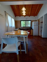 Cabaña clásica, 2 habitaciones | Cocina privada | Frigorífico, horno, placa de cocina y cafetera o tetera