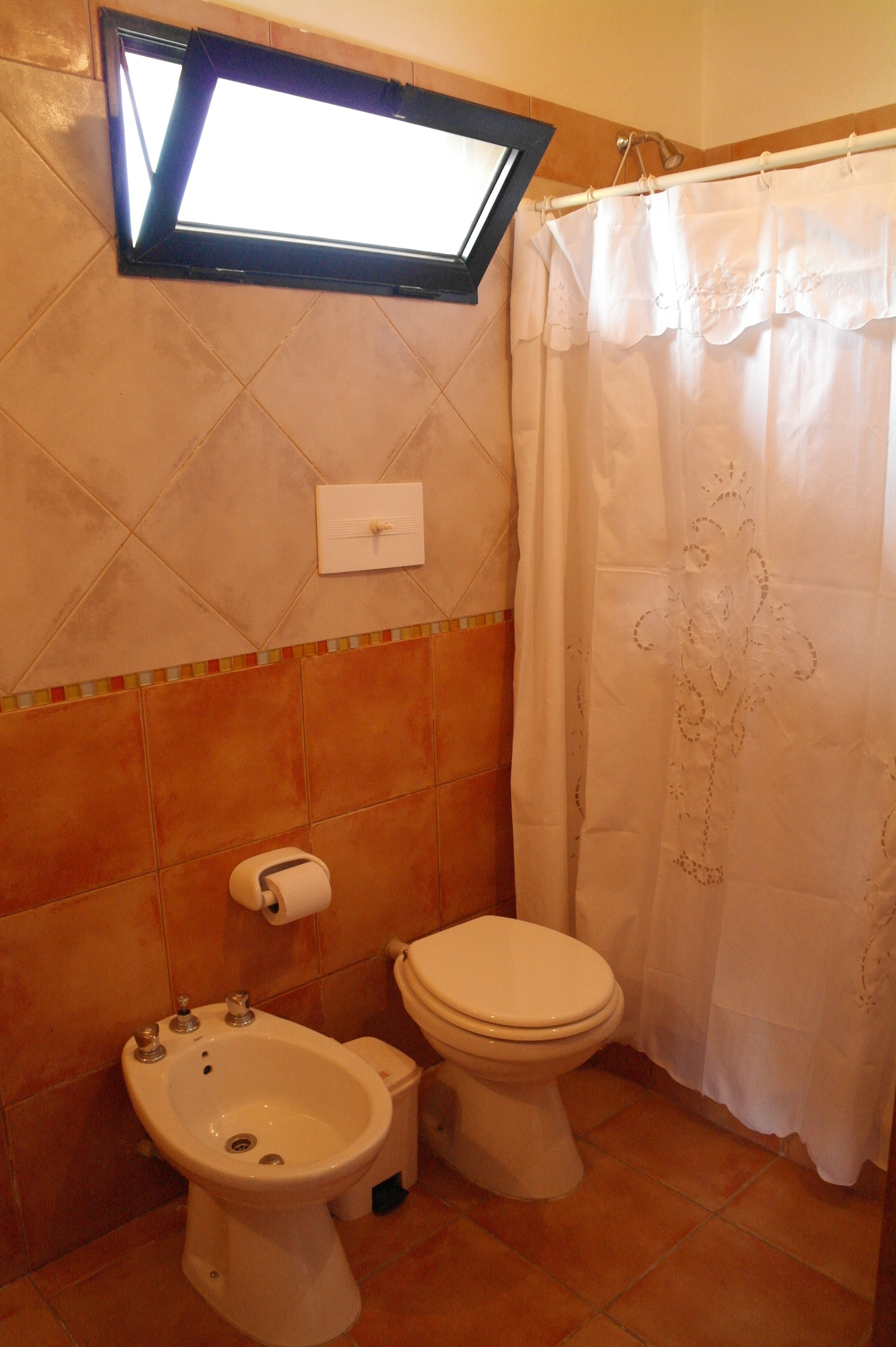 Classic Cabin, 2 Bedrooms | Bathroom | Shower, rainfall showerhead, bidet, towels