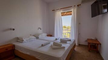 Double Room, Sea View | Individually decorated, soundproofing, iron/ironing board, free WiFi