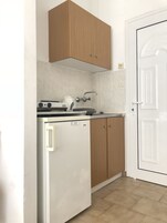 Stovetop, electric kettle, cookware/dishes/utensils