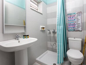 ห้องน้ำ | ฝักบัว, ของใช้ในห้องน้ำฟรี, ไดร์เป่าผม (มีให้บริการตามคำขอ), ผ้าเช็ดตัว