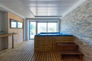 Indoor spa tub