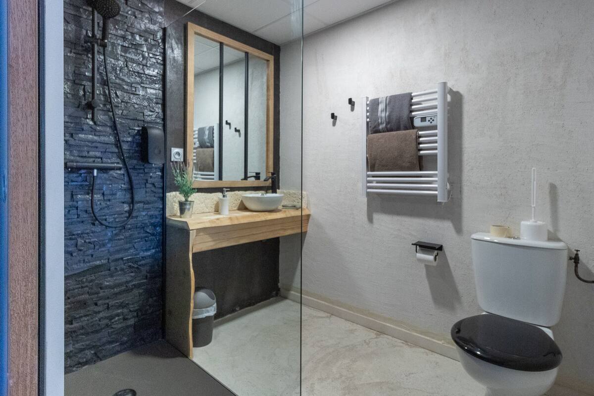 Standard Double Room | Bathroom