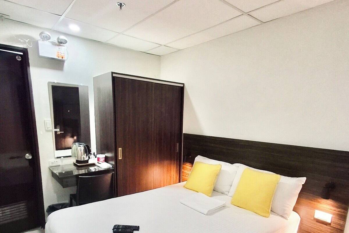办公桌、免费 WiFi、床单