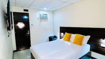 Escritorio, wifi gratis y ropa de cama