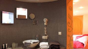 Romantische suite, uitzicht op tuin | Badkamer | Gratis toiletartikelen, een haardroger, handdoeken