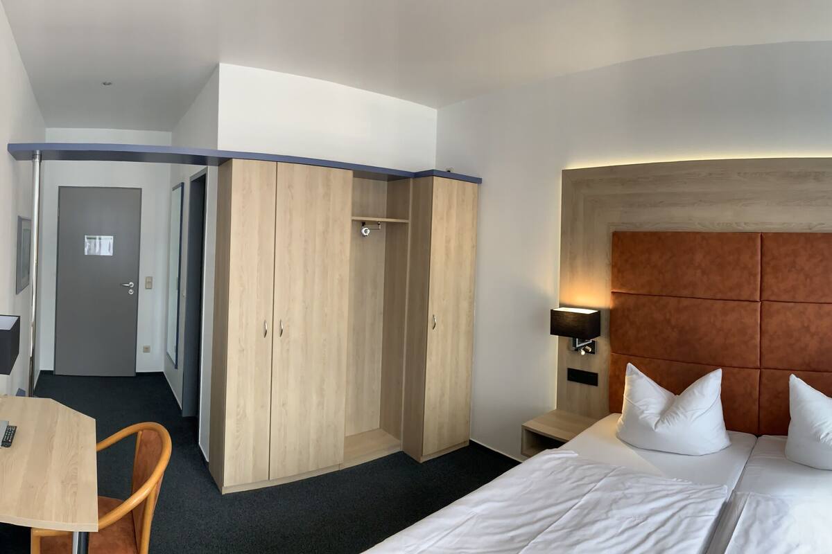 40-inch flat-screen tv with satellite channels, tv