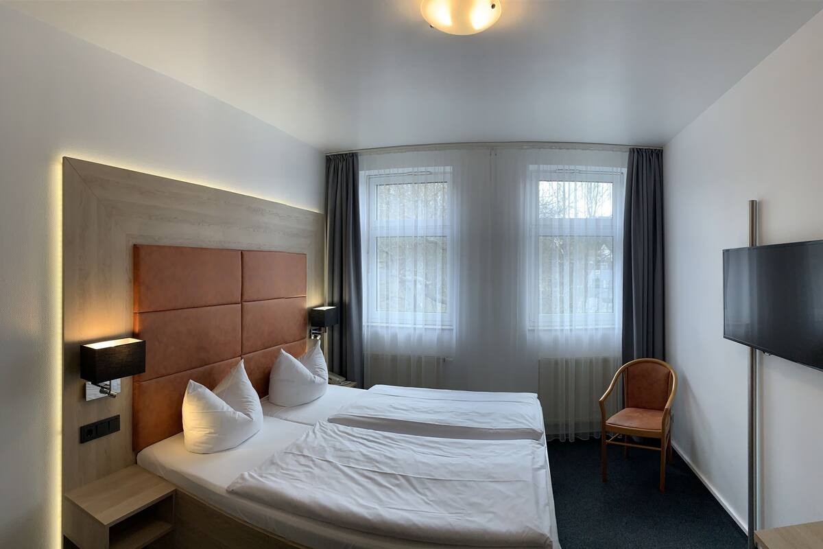 40-inch flat-screen tv with satellite channels, tv