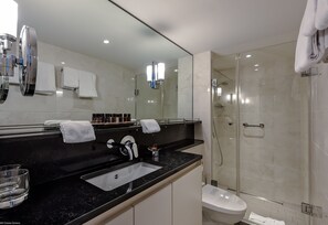 Douche, articles de toilette gratuits, sèche-cheveux