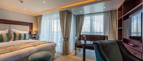 Frette Italian sheets, premium bedding, in-room safe, desk