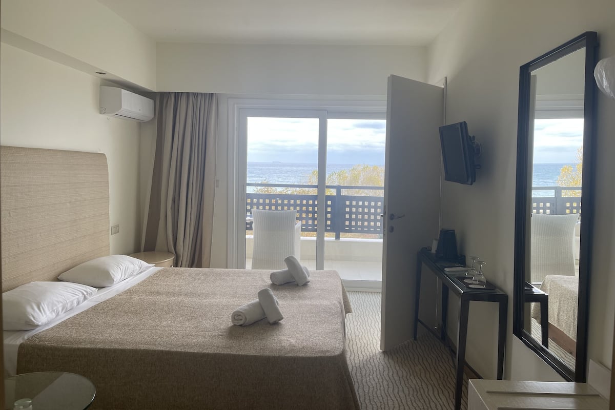 Family Suite, 2 Bedrooms | 1 bedroom, minibar, in-room safe, soundproofing