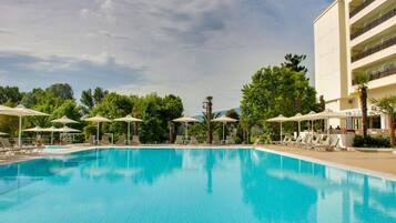 Outdoor pool, pool umbrellas, sun loungers