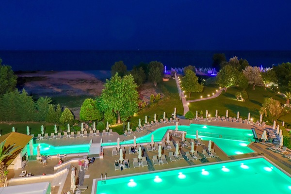 Outdoor pool, pool umbrellas, sun loungers