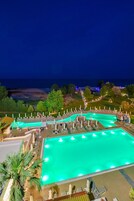 室外游泳池，池畔遮阳伞，日光浴躺椅