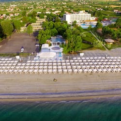 Trên bãi biển, ghế dài tắm nắng, dù trên bãi biển, khăn tắm biển