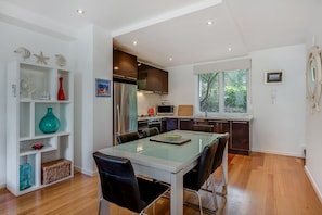 Apartment, 2 Bedrooms | In-room dining - Koonya Getaway (Sorrento)