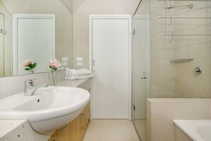Appartement, 2 chambres | Salle de bain | Douche, serviettes fournies