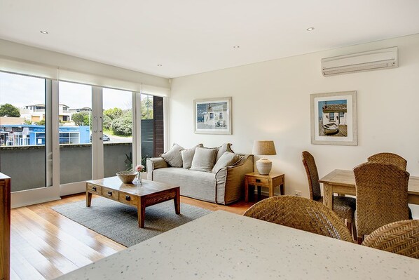 Apartment, 2 Bedrooms | Living room