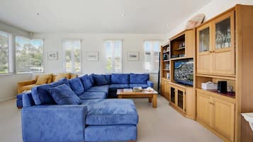 Apartment, 2 Bedrooms | Living room | TV, DVD player
