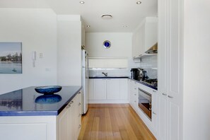 Departamento, 2 habitaciones | Cocina privada | Refrigerador, microondas, horno y parrilla de estufa