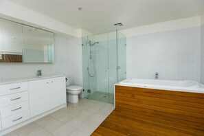 House, 5 Bedrooms | Bathroom