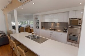 Casa, 5 habitaciones | Cocina privada | Refrigerador, microondas, horno y parrilla de estufa 