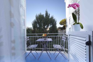 Apartment, 2 Bedrooms | Front of property