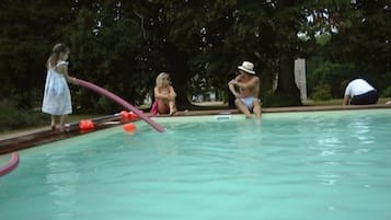 Alberca al aire libre por temporada y sombrillas en la alberca