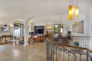 Villa, 3 chambres | Aire de séjour | Téléviseur à écran plat de 50 po avec télévision par satellite
