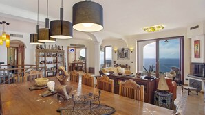 Villa, 3 soverom | Oppholdsområde | En 50-tommers Flatskjerm-TV med Parabol-TV samt TV og DVD-spiller