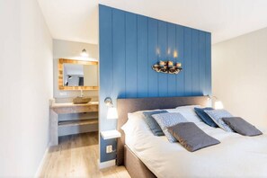 Deluxe kamer, 1 twee- of 2 eenpersoonsbedden, uitzicht op tuin (room 2) | Luxe beddengoed, donzen dekbedden, verduisterende gordijnen