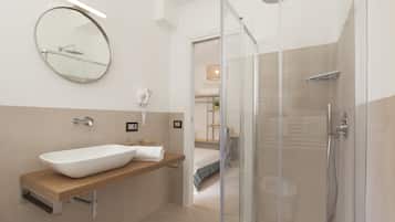Superior Room | Bathroom | Shower, rainfall showerhead, free toiletries, hair dryer