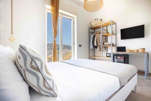 Premium bedding, down duvets, in-room safe, desk - Mediterranean Suites - Old Town (Sorrento)