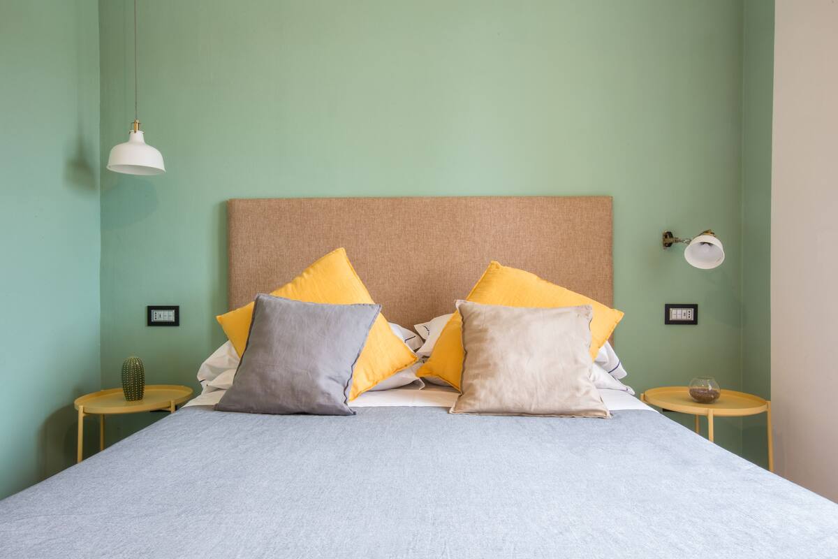 Vierpersoonskamer | Luxe beddengoed, donzen dekbedden, een kluis op de kamer, een bureau