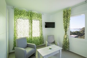 Deluxe Double Room, Sea View | Living area