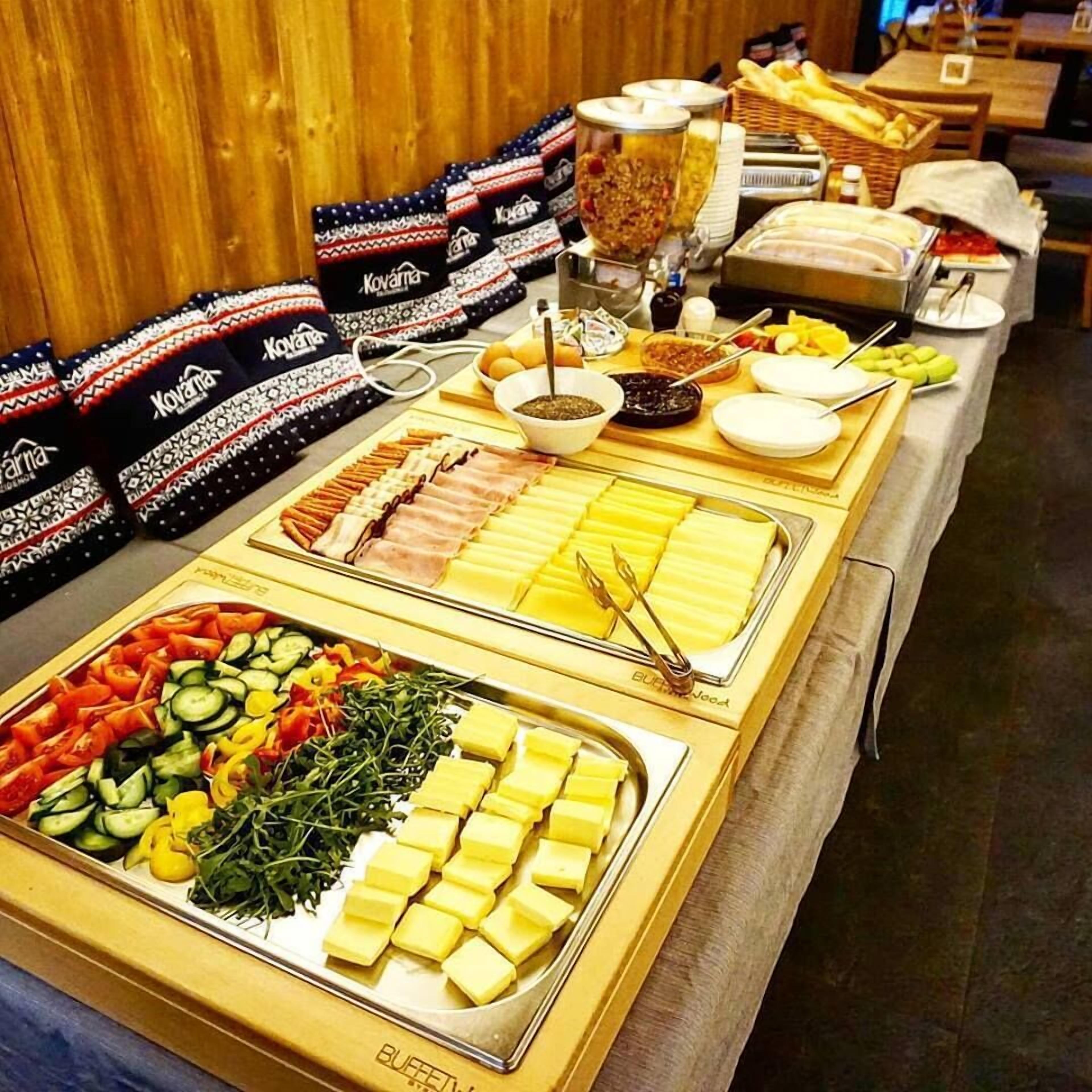 Petit déjeuner buffet (290 CZK par personne)