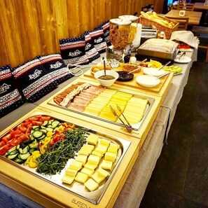 Tägliches Frühstücksbuffet (290 CZK pro Person)